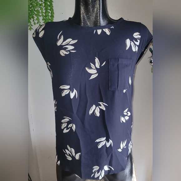RW&CO. Tops - RW & Co Navy And White Leaf Print Short Sleeve Top XS